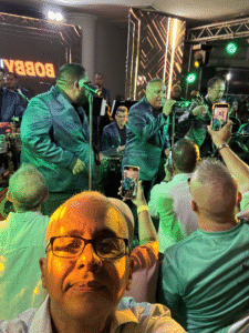 Ahí estoy viendo el concierto de Bobby Valentín